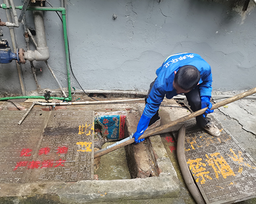 西流河镇清掏化粪池
